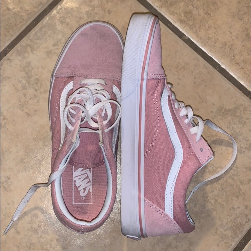 Skater shoes (They look dirty/very clean) worn 1’s